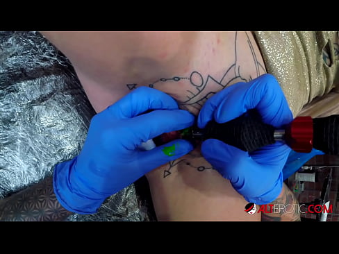 ❤️ Ekstremt tatoveret hottie Sully Savage fik en tatovering på sin klitoris ️❌ Porno at da.pornpictureshq.ru